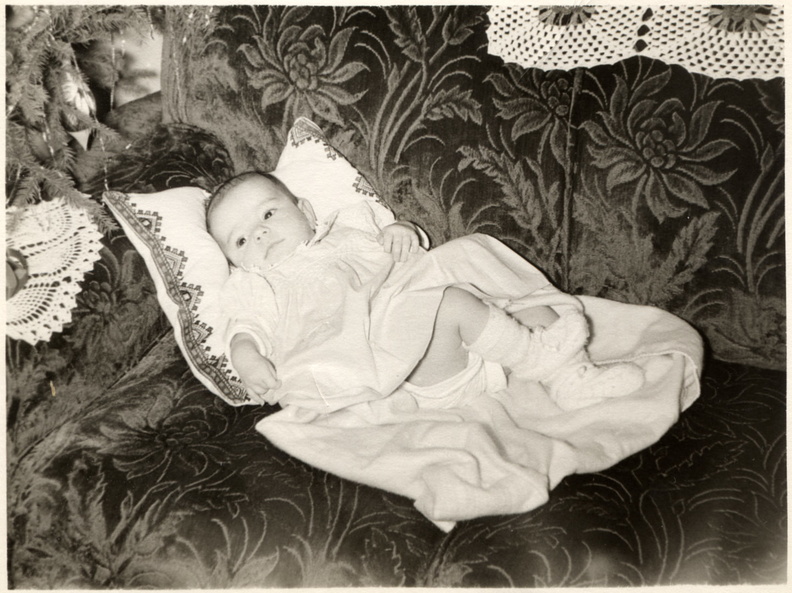 1956.12 Helen (Baran) Dasson - as baby at Christmas 01.jpg
